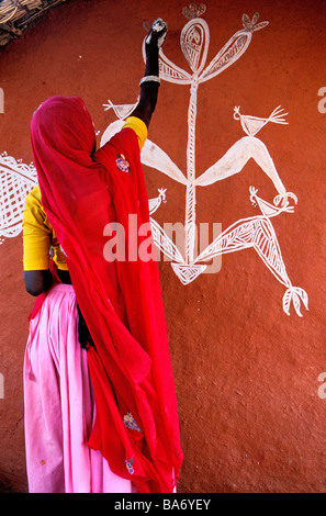 Indien, Rajasthan State Tonk Bereich, Frau machen Wandmalereien (Thapa) Stockfoto