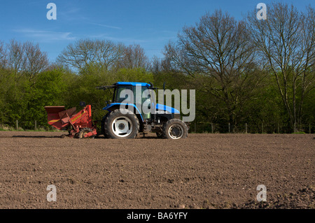 Pflanzen von Kartoffeln mit einem New Holland TS90 4WD Traktor UK Stockfoto