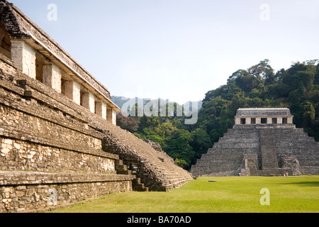Palenque, links, den Palast und den Tempel der Inschriften Stockfoto