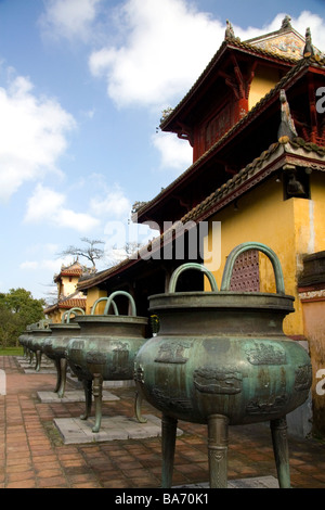 Die neun dynastischen Urnen vor dem Mieu Tempel innerhalb der kaiserlichen Zitadelle von Hue, Vietnam Stockfoto