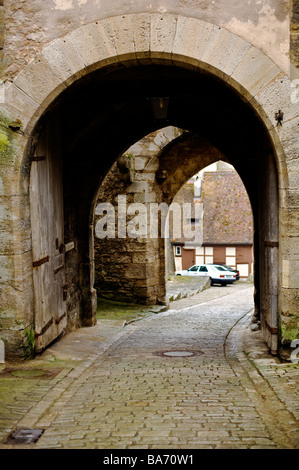 historischen Rothenburg Ob Der Tauber Stadt Tor Anachronismus mit Mercedes und Bmw im Hintergrund Stockfoto