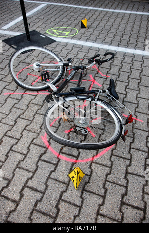 Verkehr Unfall Fahrrad und Auto. Spezialeinheit für Kriminalität und Unfall-Szene Untersuchung, Köln. Stockfoto