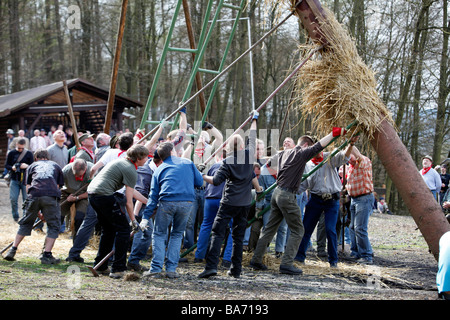 Traditionelle Osterfeuer auf 7 Hügeln rund um die Stadt Attendorn im Bereich Sauerland in North Rhine-Westphalia, Germany. Stockfoto