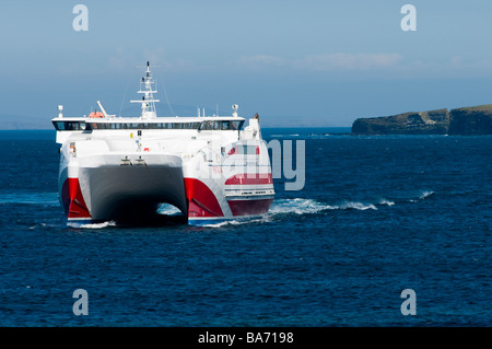 MV Pentalina nähert sich Gills Bay in Caithness von Orkney mit Stroma Insel im Hintergrund Stockfoto