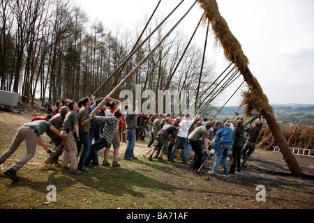 Traditionelle Osterfeuer auf 7 Hügeln rund um die Stadt Attendorn im Bereich Sauerland in North Rhine-Westphalia, Germany. Stockfoto