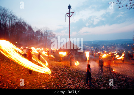 Traditionelle Osterfeuer auf 7 Hügeln rund um die Stadt Attendorn im Bereich Sauerland in North Rhine-Westphalia, Germany. Stockfoto