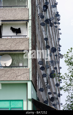 Ausschlag von Parabolantennen sprießen aus einem Betonblock auf dem Anwesen von Aylesbury Southwark South London Detail Stockfoto