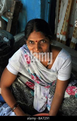 Frau am Dhoby Ghat, Mumbai Stockfoto