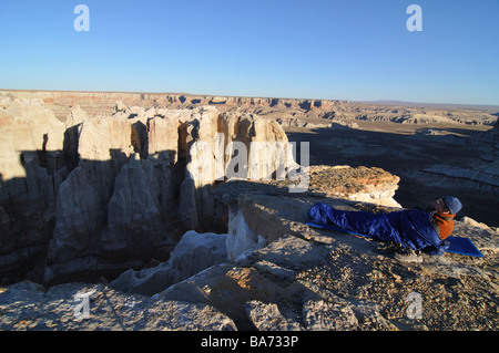 ein Wohnmobil aufwachen am Rand einer Klippe, die er auf in Coal Mine Canyon, Arizona geschlafen Stockfoto