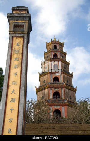 Die Thien Mu Pagode entlang des Parfüm-Flusses in Hue, Vietnam Stockfoto