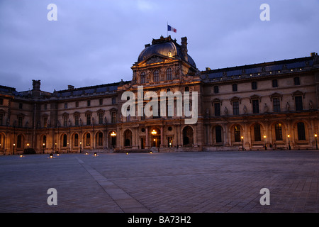 In der Nacht Paris Louvre Stockfoto