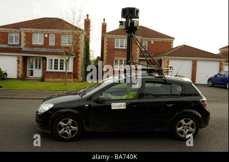 Google Streetview Auto Filme in einer Wohnstraße Stockfoto