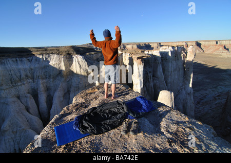 ein Wohnmobil aufwachen am Rand einer Klippe, die er auf in Coal Mine Canyon, Arizona geschlafen Stockfoto