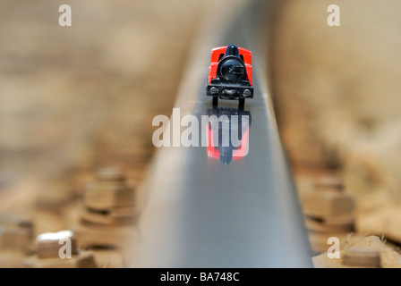 Dampf Lok Motor, Modelleisenbahn auf realen Strecke außerhalb Stillleben Detail zu trainieren Stockfoto