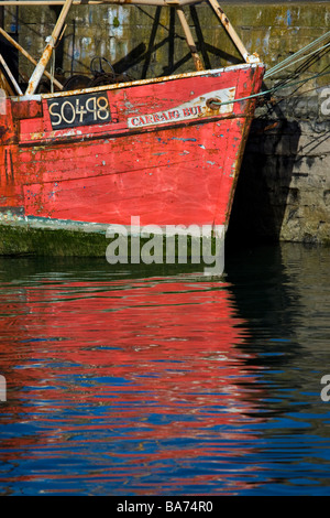 Trawler Spiegelung im Wasser Howth Harbour Dublin Carraig Bui gelben Felsen Stockfoto