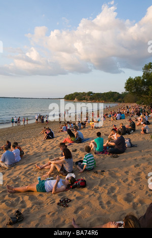 Menschenmengen versammelten sich am Mindil Beach zum Sonnenuntergang. Darwin, Northern Territory, Australien Stockfoto