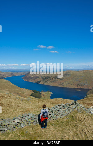 Frau Walker, genießen den Blick auf Haweswater von Eagle Crag, Nationalpark Lake District, Cumbria, England UK Stockfoto