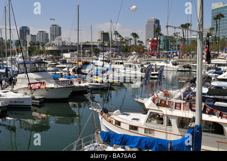 Festliche Atmosphäre und jede Menge Partys und feiern auf die vielen Boote im Hafen von Rainbow Stockfoto