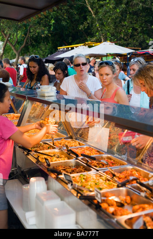 Essensstände am Mindil Beach Sunset Markets. Darwin, Northern Territory, Australien Stockfoto