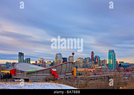 Der Saddledome mit Hochhäusern und dem Calgary Tower im Hintergrund Stadt von Calgary Alberta Kanada Stockfoto