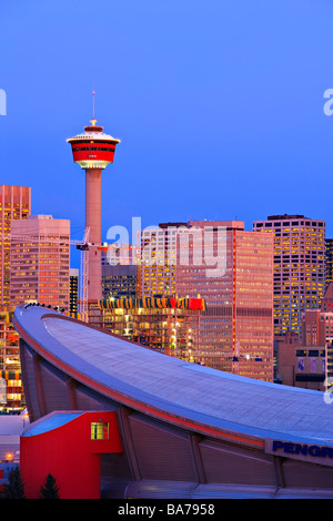 Der Saddledome mit Hochhäusern und dem Calgary Tower im Hintergrund bei Sonnenaufgang Stadt von Calgary Alberta Kanada Stockfoto