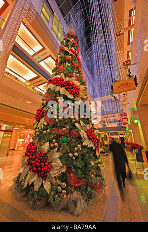 Dekorierten Weihnachtsbaum in der Banker Hall shopping Atrium in der Stadt Calgary Alberta, Kanada Stockfoto