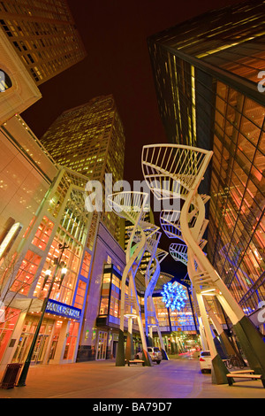 Die Stahlskulptur Bäume entlang Stephen Avenue Mall auch bekannt als Stephen Avenue gehen und Steven Avenue 8th Avenue SW Calgary Stockfoto