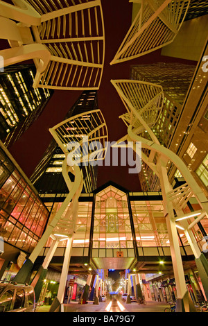 Die Stahlskulptur Bäume in der Nacht entlang Stephen Avenue Mall auch bekannt als Stephen Avenue gehen und Steven Avenue 8th Avenue SW Calgary Stockfoto