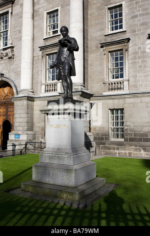 Statue von Oliver Goldsmith außerhalb Trinity College Dublin Irland Statue von John Henry Foley errichtet, im Jahre 1864 Stockfoto