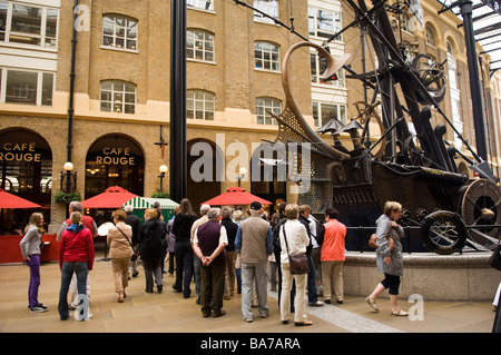 Touristen, die gerne bei den Seefahrern Skulptur von David Kemp in Hay es Galleria London UK Stockfoto