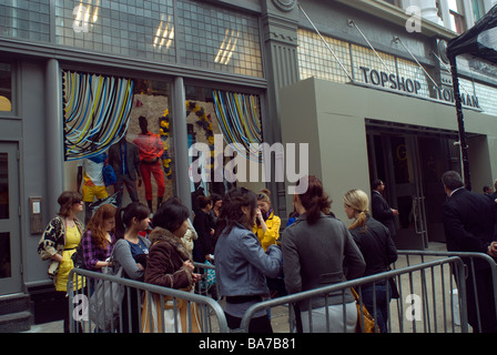 Topshop-Filiale in der Nähe von Soho in New York am Eröffnungstag Donnerstag, 2. April 2009 Stockfoto