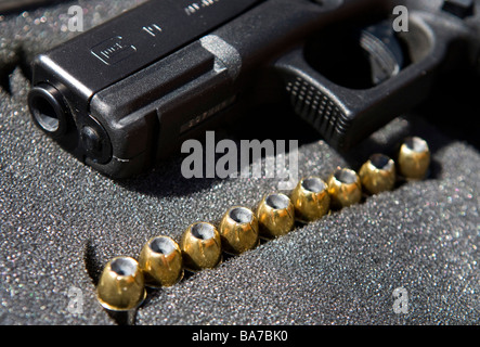 12. April 2009 Frederick Maryland A Glock 9 mm Pistole und Munition Stockfoto