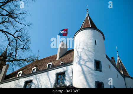 Château de Nyon, Schweiz, eine weiße Burg, erbaut auf dem Gelände einer alten römischen Festung mit Blick auf See Léman. Stockfoto