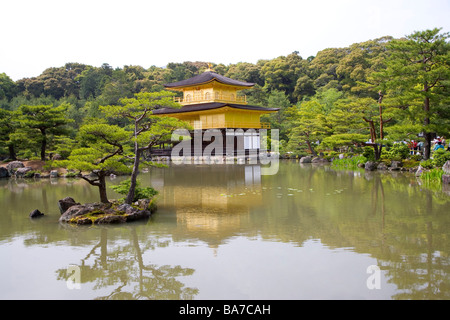 Japan-Kyoto-Kinkakuji-Tempel im Garten am See Stockfoto