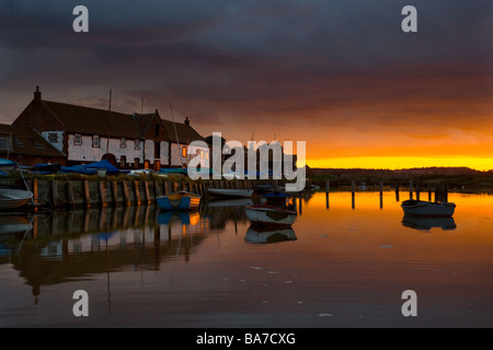 Burnham Overy Staithe Norfolk bei Sonnenuntergang Stockfoto