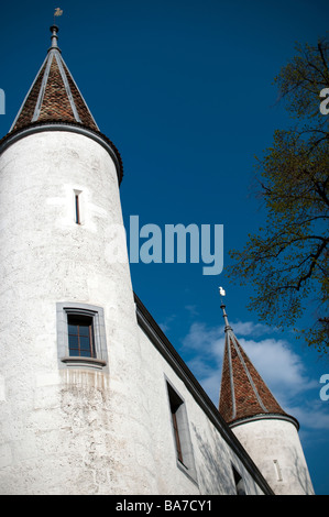 Türme des Château de Nyon, Schweiz, mit Blick auf eine weiße Burg, erbaut auf dem Gelände einer alten römischen Festung See Léman. Stockfoto