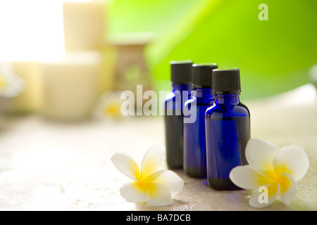 Aromatherapie Öl Flaschen und frangipani Stockfoto