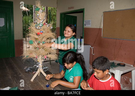 Kinder schmücken Weihnachtsbaum in der Schulklasse, Combo-Insel, in der Nähe von Belem, Para, Brasilien, Südamerika Stockfoto