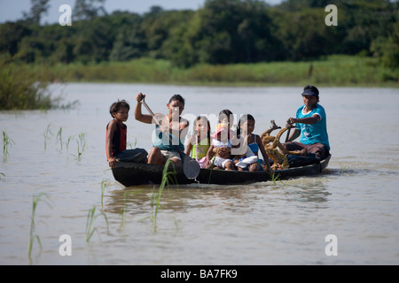 Amazon indischen Familie in einem Kanu auf einem Seitenarm des Amazonas, Boca da Valeria, Amazonas, Brasilien, Südamerika Stockfoto