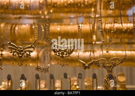 Goldschmuck in einem Schaufenster in ein Juweliergeschäft am Souk al-Hamidiyya Markthalle, Damaskus, Syrien, Asien Stockfoto