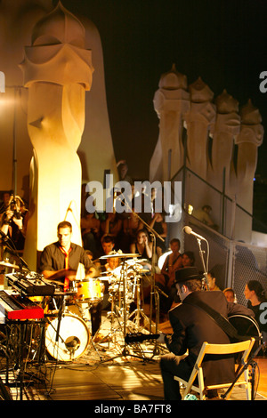 Freitag Nacht Jazz auf dem Dach des Antoni Gaudís Casa Mila, Eixample, Barcelona, Katalonien, Spanien Stockfoto