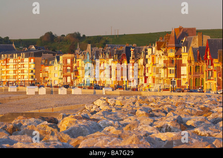 Vor Sonnenuntergang an der Strandpromenade von Mers-Les-Bains, Dept Somme Picardie-Nord, Kanal, Frankreich, Europa Stockfoto