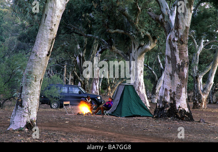 Camp unter Red River Zahnfleisch in Aroona Tal, Flinders Ranges, South Australia, Australien Stockfoto
