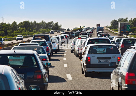 Stop und go-Verkehr auf einer italienischen Autobahn, Autobahn, Urlaub Verkehr, Stau, Urlaub, Italien Stockfoto