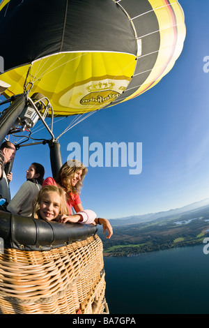 Menschen, die genießen einer Fahrt auf einem am Heißluftballon, Upper Bavaria, Bavaria, Germany Stockfoto