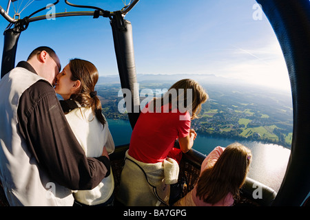 Ein paar, Mutter und Kind genießen Sie eine Fahrt in einem Heißluft Ballon, Ballon fahren, Oberbayern, Deutschland Stockfoto