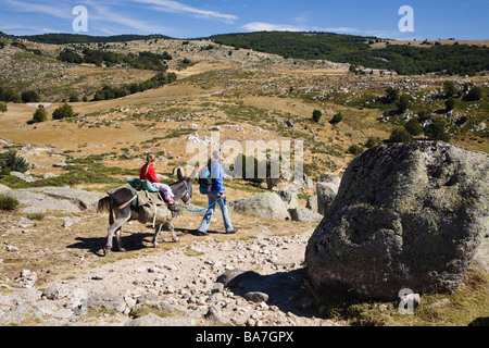 Mutter und Kind auf eine Wandertour, Familie Wanderung mit einem Esel in die Cevennen Berge, Cevennen, Frankreich Stockfoto