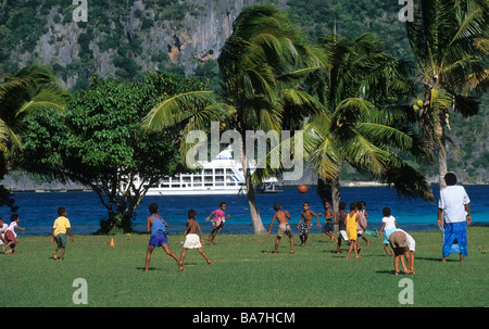 Kinder der Schule Ratu Namasi auf Insel Yasawa Fußball spielen, Yasawa-Gruppe, Fiji, Südsee Stockfoto