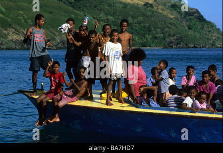 Eine Schule-Boot mit Kindern in Octopus Bucht von Waya Insel Yasawa-Gruppe, Fidschi, Suedsee Stockfoto