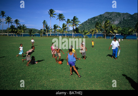 Kinder der Ratu Namasi Schule Fußball spielen auf Yasawa Insel Yasawa-Gruppe, Fiji, Südsee Stockfoto